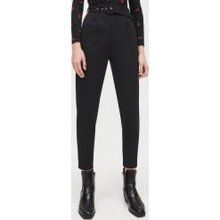 Spodnie high waist z paskiem - Czarny. Czarne spodnie damskie Cropp, z podwyższonym stanem. W wyprzedaży za 55,99 zł.