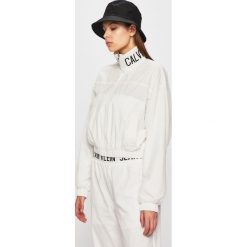 Calvin Klein Jeans - Kurtka. Białe kurtki damskie s, z poliesteru, krótkie. W wyprzedaży za 449,90 zł.