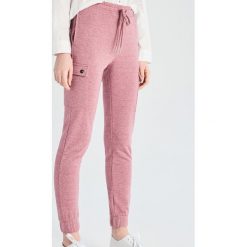 Spodnie jogger z kieszeniami cargo - Różowy. Różowe spodnie damskie marki Sinsay, s. Za 59,99 zł.