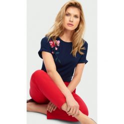 Wiskozowy top z haftem. Bluzki damskie Greenpoint, z haftami, z wiskozy, bez kołnierzyka, bez rękawów. Za 79,99 zł.