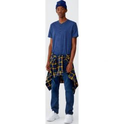 Koszulka z guzikami Join Life. Czerwone koszulki męskie Pull&Bear, m, bez wzorów, bez kołnierzyka, z krótkim rękawem, krótkie. Za 39,90 zł.