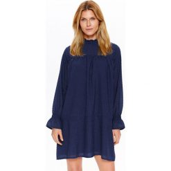Sukienka z tkaniny plumeti, o luźnym kroju. Sukienki damskie Top Secret, na co dzień, na lato, bez wzorów, z tkaniny, eleganckie, z koszulowym kołnierzykiem, z długim rękawem, długie, proste. W wyprzedaży za 59,99 zł.