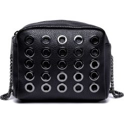 MAŁA TOREBKA Z METALOWYMI EYELETAMI. Czarne torebki klasyczne damskie Top Secret, małe. Za 59,99 zł.