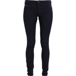 Tommy Jeans MID RISE SKINNY NORA Jeans Skinny Fit boogie blue. Niebieskie jeansy damskie marki Tommy Jeans. W wyprzedaży za 356,30 zł.