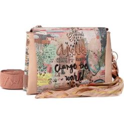 Torebka ANEKKE - Jungle AN30712-104JUS Kolorowy Różowy. Różowe listonoszki damskie Anekke, bez wzorów, ze skóry ekologicznej, bez dodatków. W wyprzedaży za 219,00 zł.