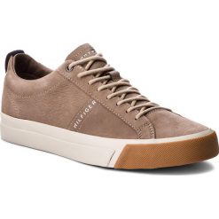 Tenisówki TOMMY HILFIGER - Nubuck Derby Sneaker FM0FM01902 Taupe Grey 005. Szare półbuty męskie TOMMY HILFIGER, na co dzień, bez wzorów, ze skóry, klasyczne, bez zapięcia. W wyprzedaży za 279,00 zł.