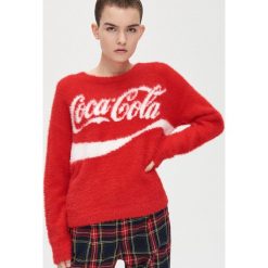 Puszysty sweter Coca-cola - Czerwony. Czerwone swetry damskie Cropp, s, bez wzorów, bez rękawów, bez kaptura. Za 99,99 zł.