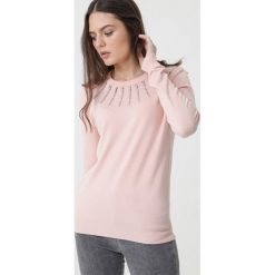 Różowy Sweter Dunkley. Różowe swetry damskie Born2be, s, z aplikacjami, klasyczne, bez rękawów, długie, bez kaptura. Za 99,99 zł.