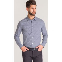 Biało-granatowa koszula Emporio Armani we wzór. Białe koszule męskie Emporio Armani, xl, z aplikacjami, z elastanu, z włoskim kołnierzykiem, bez rękawów. Za 259,60 zł.