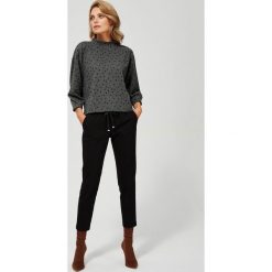 Spodnie cygaretki. Czarne spodnie damskie Moodo, l, z elastanu. Za 119,99 zł.