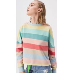 Krótka bluza w kolorowe paski - Wielobarwn. Szare bluzy damskie Sinsay, s, w paski, z krótkim rękawem, krótkie, bez kaptura. Za 59,99 zł.