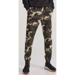 Bawełniane spodnie jogger - Zielony. Zielone spodnie męskie Reserved, m, bez wzorów, z bawełny. Za 129,99 zł.