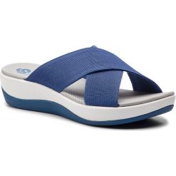 Klapki CLARKS - Arla Elin 261409814 Blue. Niebieskie klapki damskie marki Clarks, bez wzorów, z tworzywa sztucznego, bez obcasa. Za 219,00 zł.