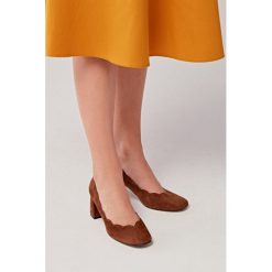 Czółenka kasztanowe 36 brązowy. Pomarańczowe czółenka damskie w paski, z bawełny, z okrągłym noskiem. Za 697,00 zł.