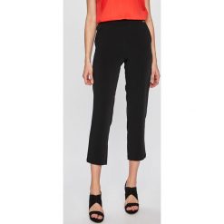Guess Jeans - Spodnie. Czarne spodnie damskie Guess Jeans, s, z aplikacjami, z elastanu, casualowe. W wyprzedaży za 279,90 zł.