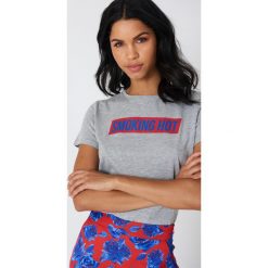 NA-KD T-shirt Smoking Hot - Grey. Szare t-shirty damskie NA-KD, z nadrukiem, z okrągłym kołnierzem. W wyprzedaży za 32,38 zł.