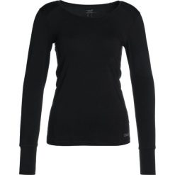 Casall ESSENTIAL LONG SLEEVE Bluzka z długim rękawem black. Czarne topy sportowe damskie marki Casall, z elastanu, sportowe, z długim rękawem. Za 169,00 zł.