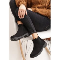 Czarne Zamszowe Botki Hillridge. Czarne botki damskie Renee, z zamszu, eleganckie, za kostkę, bez obcasa, na płaskiej podeszwie, bez zapięcia. Za 129,99 zł.