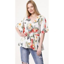 Biała Bluzka Jasmine. Białe bluzki damskie Born2be, xl, w paski, bez kołnierzyka, z krótkim rękawem. Za 59,99 zł.