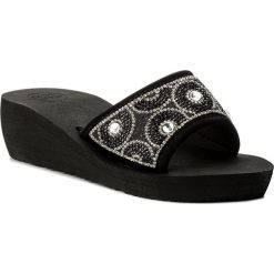 Klapki GIOSEPPO - 43271 Black. Czarne klapki damskie marki Gioseppo, z aplikacjami, z tworzywa sztucznego, bez obcasa, na obcasie. W wyprzedaży za 119,00 zł.