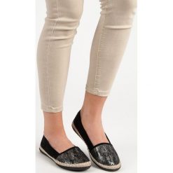 CZARNE WSUWANE OBUWIE. Czarne baleriny damskie LUCKY SHOES, bez wzorów, bez obcasa. Za 49,90 zł.