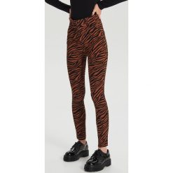 Jeansy high waist - Brązowy. Pomarańczowe jeansy damskie Cropp, bez wzorów, z jeansu, z podwyższonym stanem. Za 79,99 zł.