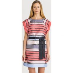 SUKIENKA Emporio Armani. Pomarańczowe sukienki damskie w paski, z okrągłym kołnierzem, mini, proste. Za 1010,00 zł.