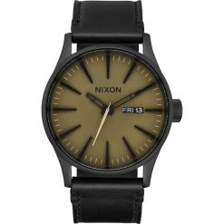 Zegarek kwarcowy "Sentry Leather" w kolorze beżowo-czarnym. Czarne, analogowe zegarki męskie Nixon, ze stali. W wyprzedaży za 219,95 zł.