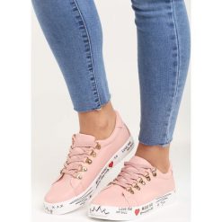 Różowe Buty Sportowe Please Love Me. Różowe buty sportowe damskie marki Born2be, z napisami, z tkaniny, na sznurówki. Za 79,99 zł.