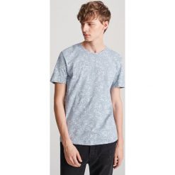 T-shirt z nadrukiem - Niebieski. Niebieskie t-shirty damskie Reserved, xl, z nadrukiem, bez kołnierzyka. W wyprzedaży za 19,99 zł.