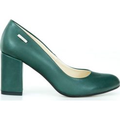 Klasyczne czółenka na słupku - skóra naturalna - model 042 - kolor zielony. Zielone czółenka damskie Zapato, na co dzień, bez wzorów, z jeansu, z okrągłym noskiem, bez obcasa, na obcasie. W wyprzedaży za 191,40 zł.