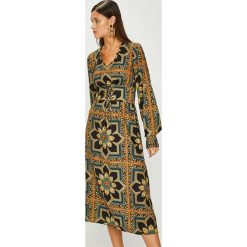 Answear - Sukienka Heritage. Sukienki damskie ANSWEAR, na co dzień, s, w paski, z poliesteru, casualowe, bez kołnierzyka, z długim rękawem, długie, midi, proste. W wyprzedaży za 129,90 zł.