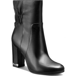 Botki MICHAEL KORS - Dolores Bootie 40F6DSHE5L Black. Czerwone botki damskie na obcasie marki Michael Kors, ze stali. W wyprzedaży za 609,00 zł.