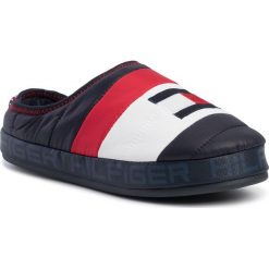 Kapcie TOMMY HILFIGER - Flag Padded Homeslipper FM0FM02358 Midnight 403. Niebieskie klapki męskie TOMMY HILFIGER, bez wzorów, z tworzywa sztucznego. W wyprzedaży za 199,00 zł.