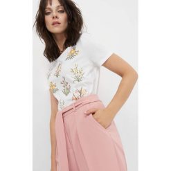 T-shirt z kwiatowym nadrukiem. Białe t-shirty damskie Orsay, xs, z haftami, z bawełny. W wyprzedaży za 40,00 zł.