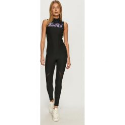 Guess Jeans - Kombinezon. Czarne kombinezony damskie Guess Jeans, na co dzień, s, z nadrukiem, z elastanu, casualowe, z okrągłym kołnierzem, z długim rękawem, długie. Za 369,90 zł.