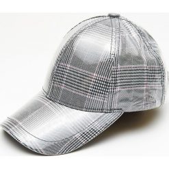 Czapka z daszkiem o winylowym wykończeniu - Czarny. Czarne czapki damskie Cropp, bez wzorów. Za 39,99 zł.