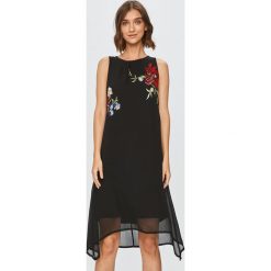 Desigual - Sukienka. Czarne sukienki damskie Desigual, na co dzień, s, z haftami, z poliesteru, casualowe, z okrągłym kołnierzem, bez rękawów, mini, proste. Za 469,90 zł.