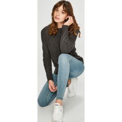 Vero Moda - Sweter. Szare swetry klasyczne damskie Vero Moda, l, z bawełny, z okrągłym kołnierzem. W wyprzedaży za 99,90 zł.