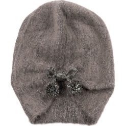 Czapka damska W trzech odsłonach szara. Czerwone czapki zimowe damskie marki Art of Polo. Za 49,91 zł.