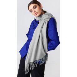 NA-KD Accessories Tkany szalik - Grey. Szare szaliki damskie NA-KD Accessories, z tkaniny. Za 80,95 zł.