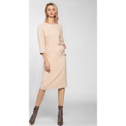 Sukienka w kolorze cielistym. Brązowe sukienki damskie Apart, bez wzorów, z okrągłym kołnierzem, bez rękawów, midi. W wyprzedaży za 285,95 zł.