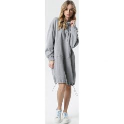 Szara Sukienka Cally. Szare sukienki damskie Born2be, s, bez wzorów, z dzianiny, z kapturem, z długim rękawem, długie, midi, oversize. Za 129,99 zł.