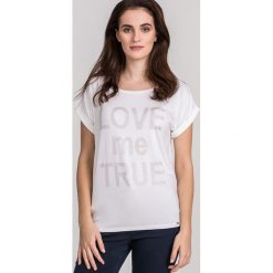 T-shirt z dżetowym napisem. Zielone t-shirty damskie Monnari, xl, z napisami, z wiskozy, bez kołnierzyka. W wyprzedaży za 47,60 zł.