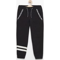 Spodnie jogger - Czarny. Czarne spodnie męskie Reserved, m, bez wzorów. W wyprzedaży za 79,99 zł.