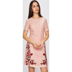 Desigual - Sukienka. Różowe sukienki damskie Desigual, na co dzień, w koronkowe wzory, z bawełny, casualowe, z okrągłym kołnierzem, z krótkim rękawem, krótkie, mini, proste. W wyprzedaży za 229,90 zł.