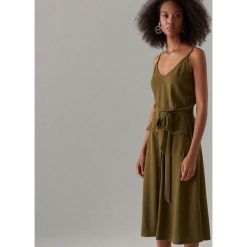 Sukienka z kieszeniami cargo - Khaki. Brązowe sukienki damskie Mohito, s, bez wzorów, bez kołnierzyka, bez rękawów. Za 119,99 zł.