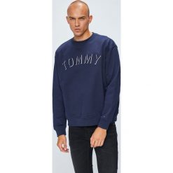 Tommy Jeans - Bluza. Niebieskie bluzy męskie Tommy Jeans, xl, z nadrukiem, z elastanu, z okrągłym kołnierzem, bez rękawów, bez kaptura. W wyprzedaży za 239,90 zł.