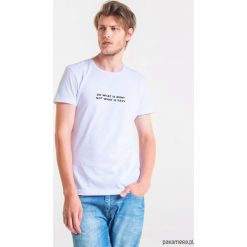 DO RIGHT Męski T-shirt. Szare t-shirty męskie Pakamera, m, z bawełny, z klasycznym kołnierzykiem. Za 99,00 zł.