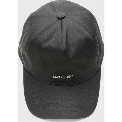 Kazar Studio - Czapka. Czarne czapki damskie z tkaniny. W wyprzedaży za 79,90 zł.